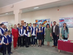 Школьная линейка с участием депутата Алексея Брежнева