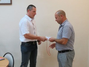Заместитель председателя Волгодонской городской Думы Волгодонска  Игорь Батлуков получил удостоверение дружинника