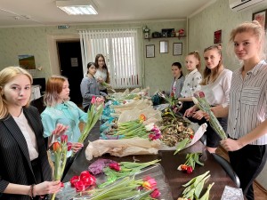 Поздравление женщин с весенним праздником в 8 округе