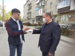 Депутаты раздали маски жителям округов