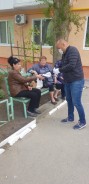 Депутаты раздали маски жителям округов
