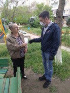 Депутаты раздали маски жителям округов
