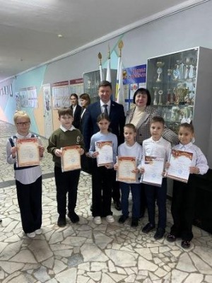 Округ 18: Депутат Волгодонской городской Думы Сергей Ладанов знакомит учащихся 13 школы с Конституцией РФ