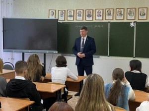 Округ 18: Депутат Волгодонской городской Думы Сергей Ладанов знакомит учащихся 13 школы с Конституцией РФ