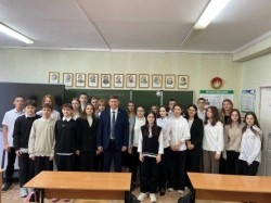 Округ 18: Депутат Волгодонской городской Думы Сергей Ладанов знакомит учащихся 13 школы с Конституцией РФ