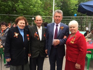 Ветераны округа 21 за круглым столом в Парке Победы....