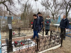 В День Героев Отечества молодые парламентарии возложили цветы к памятникам волгодонских Героев