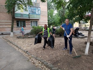 Ко дню рождения Волгодонска жители округа № 3 вышли на субботник