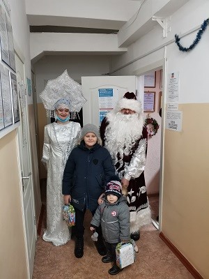 В 24 округе поздравили с Новым Годом и вручили подарки