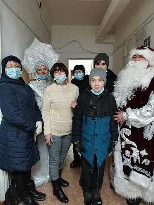 В 24 округе поздравили с Новым Годом и вручили подарки