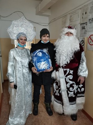 В 24 округе поздравили с Новым Годом и вручили подарки