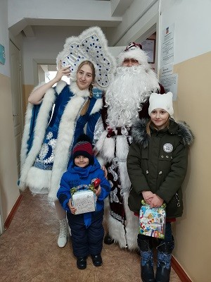 В 24 округе поздравили с Новым Годом и вручили подарки