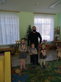 В 19 избирательном округе детей с особенностями развития поздравили с Новым годом.