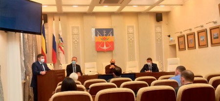 По поручению депутатов Волгодонской городской Думы  будут пересмотрены меры социальной поддержки врачам - специалистам в сторону их увеличения.