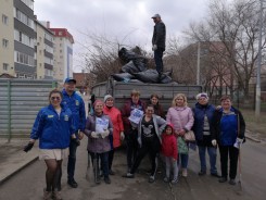 Все на субботник: депутаты вместе с избирателями приняли участие в уборке городских территорий