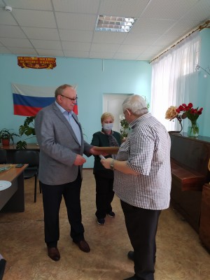 Депутат Алексей Бородин вручил государственные награды жителям округа - ликвидаторам аварии на ЧАЭС 