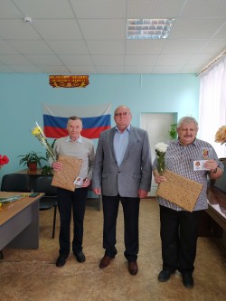 Депутат Алексей Бородин вручил государственные награды жителям округа - ликвидаторам аварии на ЧАЭС 