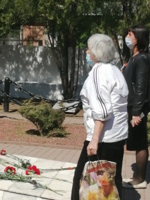 Возложение цветов к Братской могиле в 10 округе