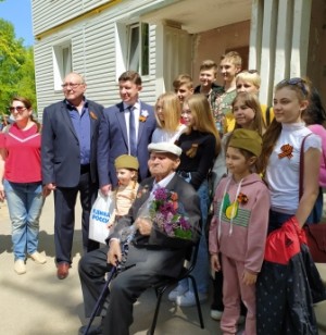 Праздничный концерт у дома ветерана