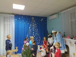 Дед  Мороз  со Снегурочкой прибыли в гости к деткам  16 округа