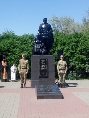 Возложение цветов к памятникам  погибших героев 