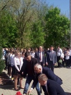 Возложение цветов к памятникам  погибших героев 
