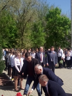 Возложение цветов к памятникам  погибших героев 