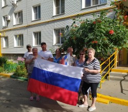 Жители округа 16 приняли участие во Всероссийской акции, посвященной Дню Государственного флага