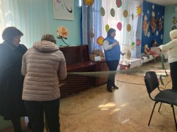 Жители 16 округа присоединились к акции по изготовлению маскировочных сетей для СВО