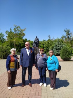 Округ 16: Депутат Алексей Владимирович Бородин с активом Совета ветеранов возложил цветы к подножию братской могилы
