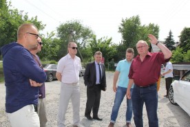 Депутаты проверили, можно ли беспрепятственно пройти горожанам к береговой полосе в зоне отдыха