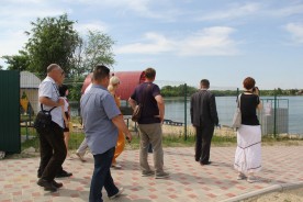 Депутаты проверили, можно ли беспрепятственно пройти горожанам к береговой полосе в зоне отдыха