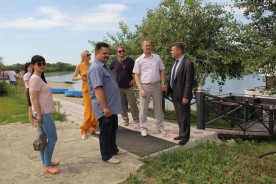 Депутаты проверили, можно ли беспрепятственно пройти горожанам к береговой полосе в зоне отдыха