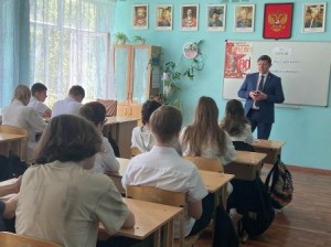 Округ 18. Депутат Сергей Ладанов провел Урок Парламентаризма в 13 школе