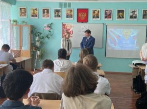 Округ 18. Депутат Сергей Ладанов провел Урок Парламентаризма в 13 школе
