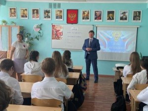 Округ 18. Депутат Сергей Ладанов провел Урок Парламентаризма в 13 школе