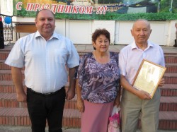 Депутат Георгий Ковалевский поздравил супругов Никифоровых с изумрудной свадьбой 