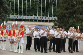 Начинающие студенты прошли по главной площади и центральной улице города