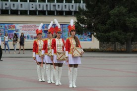 Начинающие студенты прошли по главной площади и центральной улице города