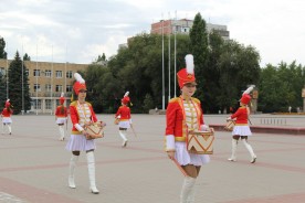 Начинающие студенты прошли по главной площади и центральной улице города