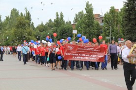 Начинающие студенты прошли по главной площади и центральной улице города