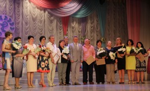 «Низко вам поклониться хотим, люди в белых халатах…». Профессиональный праздник отметили медицинские работники Волгодонска