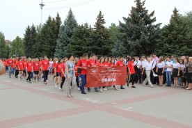 Начинающие студенты прошли по главной площади и центральной улице города