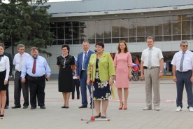 Начинающие студенты прошли по главной площади и центральной улице города