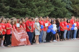 Начинающие студенты прошли по главной площади и центральной улице города