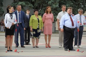 Начинающие студенты прошли по главной площади и центральной улице города