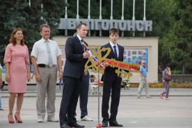 Начинающие студенты прошли по главной площади и центральной улице города
