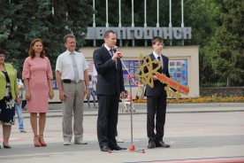 Начинающие студенты прошли по главной площади и центральной улице города