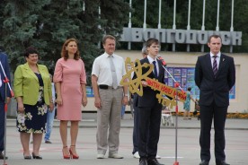 Начинающие студенты прошли по главной площади и центральной улице города