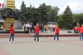 Начинающие студенты прошли по главной площади и центральной улице города